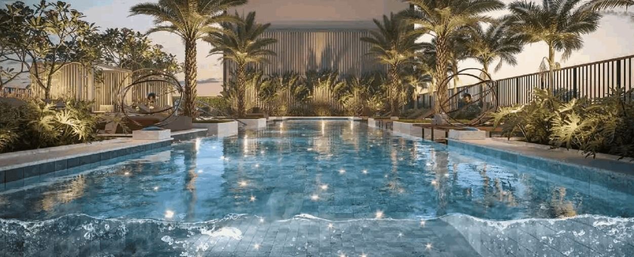 Área de lazer completa com piscina, academia e espaço gourmet em condomínio de alto padrão em Botafogo, Rio de Janeiro.